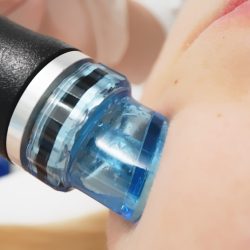 A,Professional,Cosmetologist,Performs,Hydropeeling,And,Hydrafacial,On,The,Client,